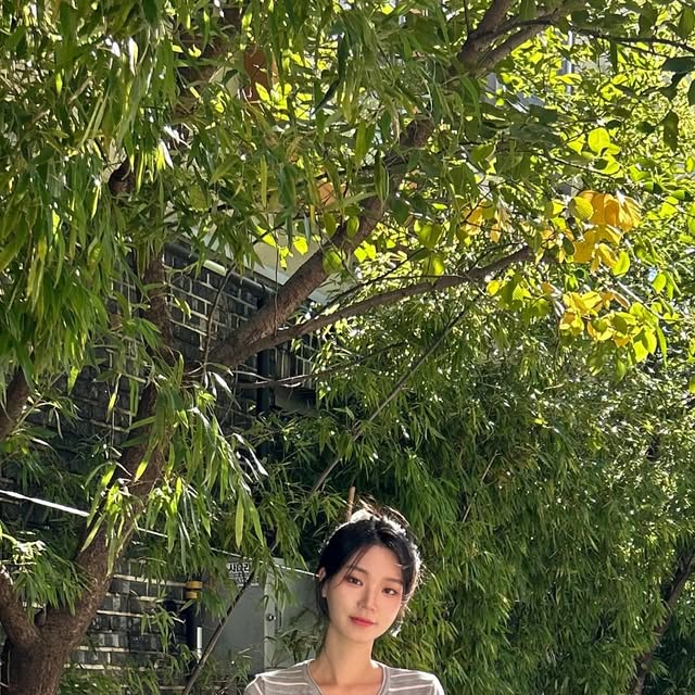 @c_heess on Instagram: "#협찬 #광고 @vivabrown_official 
단정한 듯하면서 뽀인뜨 주기 좋은 숏 슬리브 가디건🩶🩷

#비바브라운 #vivabrown #니트 #반팔 #반팔티 #반소매 #반팔티셔츠 #상의 #knitwear #top #fashion #ootd #스트라이프"