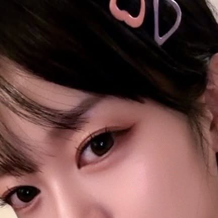 혜 정 on Instagram: "-
#광고 @2an_official 
전체적으로 요즘 추구미에 딱 맞는 맑고 투명한 느낌의 제품들이라 만족도 1000%인 2aN의 ‘러브 버블 컬렉션’ 💖

틴트는 자연스러운 컬러감에 플럼핑효과도 있어서 볼륨감을 주고 4번컬러 베이스로 바르고 안쪽에는 5번컬러로 발랐어요 !
섀도우는 정말 필요한 컬러들만 있어서 데일리, 화려한 메이크업 전부 다 가능해서 요즘 매일 사용중인데 가루날림없고 눈꺼풀끼임없이 지속력도 좋았으며,
블러셔 02. 러브로지컬러는  저처럼 봄웜 , 여쿨 둘다 어울리시는 분들은 꼭 구매해보시길 ,, 
뽀용한 느낌의 살구빛 딸기우유 ….? 그냥 색깔 너무 예뻐버립니다 :) 
하이라이터는 영롱 그자체 브러쉬로 가볍게 한번쓸어주면 데일리로도 딱이에요 ✨

사이즈도 전부 휴대하기 좋아서 여행다닐때 혹은 수정용으로 휴대하기 딱이에오.. ! 그리고 지금 올리브영 세일기간이래요 🤭

#올리브영추천템 #투에이엔 #올영필수템 #올영픽 #러브버블컬렉션 #롱웨어링파운데이션미니 #컬러플레이듀얼라이너 #투에이엔틴트"
