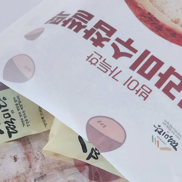 🧃자몽에이드 on Instagram: "#광고 30년 전통 떡미당에서 신상떡 밤티라미수 찹쌀떡이 나왔다는 소식에 떡순이 가만히 있을 수 없쥬❤️ 꾸~덕 쪼오오온득😍 고소한 밤앙금과 코코아파우더로