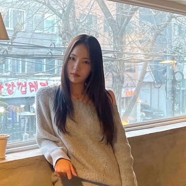 윤재은 on Instagram: "요즘 데일리로 제일 많이 입는 팬츠 👖
@standarderror_official

힙부터 밑단까지 자연스럽게 떨어지는 와이드 핏이라
체형 상관없이 실루엣이 정말 예쁘게 잡혀요.
과하지 않은 캣 브러쉬 워싱 덕분에
스트릿한 무드도 살고, 데일리로도 부담 없이 입기 좋아요.

원단 터치감이 부드러운데도 탄탄해서
하루 종일 입고 있어도 착용감이 편했고,
YKK 지퍼 사용으로 디테일까지 신경 쓴 느낌이라 만족도 높았어요.

가벼운 외출부터 데일리 스트릿룩까지
편한데 멋까지 챙기고 싶을 때 딱인 팬츠 ✨
남녀공용이라 커플룩으로도 추천이에요.

#스탠다드에러 #STANDARDERROR #남여공용팬츠
#데님 #데님팬츠"