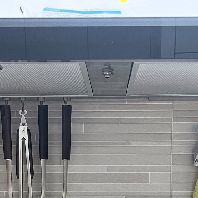 SOHEE 소희 on Instagram: "#광고

깔끔한 디자인에 스테인리스 제품으로 오래 쓸 수 있는 우드시엘 조리도구들-! 원목손잡이에 손잡이부분은 방수코팅이 되어 사용할 때 편하고 좋아요 :)

이쁜데 걸어두면서 쓸 수 있으니 실용성까지 있으니 최고 👍🏻 깔끔한 디자인이라서 집들이 선물로도 추천해드려요!

#우드시엘#조리도구세트#블랙월넛#감성주방#감성주방용품#주방꾸미기#감성살림#인테리어소품추천#요리하는여자#홈쿡스타그램#주방인테리어#감성살림"