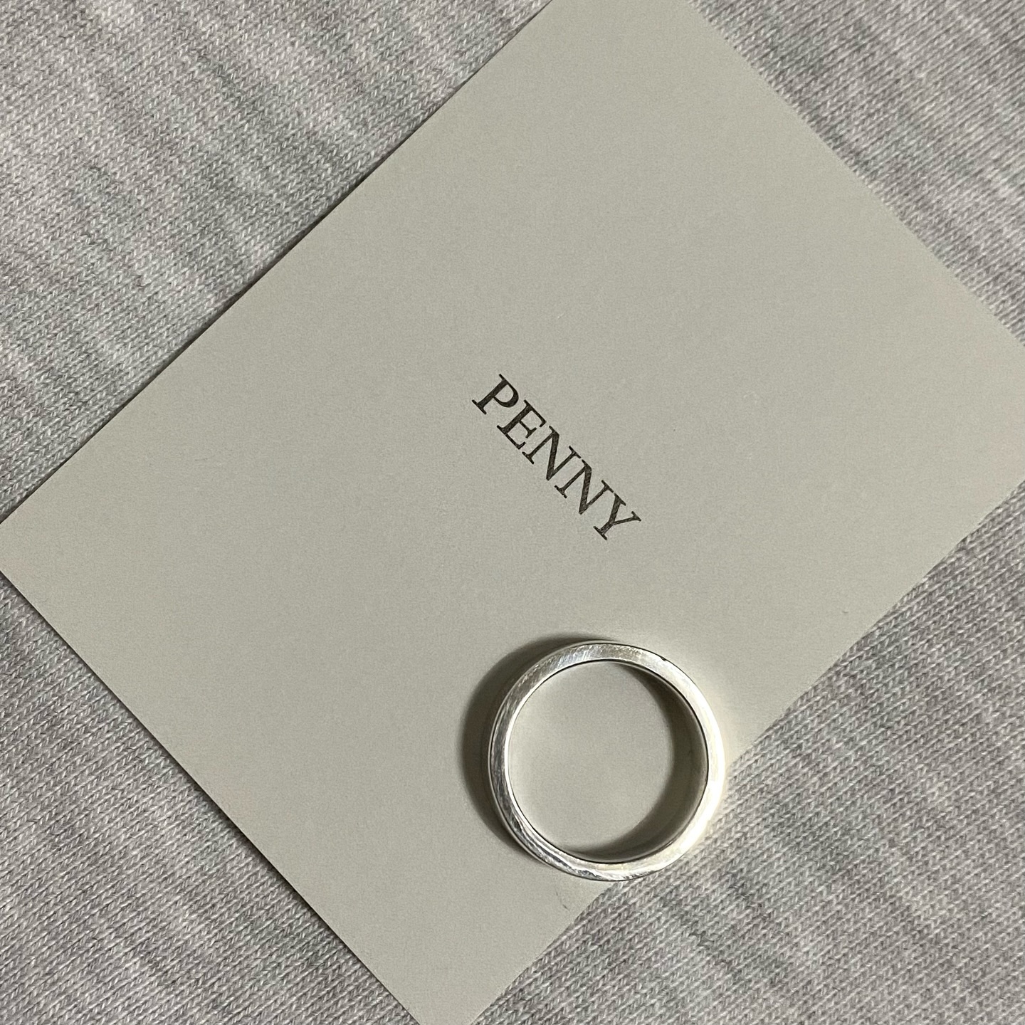 #협찬 #페니제이
두꺼운 반지나 커플링 찾은사람! 여기예요🥺❤️

official.pennyj

심플 is 베스트가 이거잖아✨

페니제이의 실버 민자반지인데요 ! 
무난하지만 시크한 디자인으로 어느코디에도 잘 어울려요💕패션아이템으로도 굿👍

유광이고 사이즈도 정사이즈로 불편함없이 데일리로 휘뚜루마뚜루 잘 활용하는즁이예요~

여자부터 남자까지 가능한 남녀공용 반지여서 그런지 사이즈도 아주 많음! 

문의는 톡톡으로 가능한데 친절하고 응대가 빨라 쇼핑이 신속하게 되었답니다🔥

✔️ https://m.smartstore.naver.com/penny_kyj

#페션은반지 #굵은은반지 #남성은반지