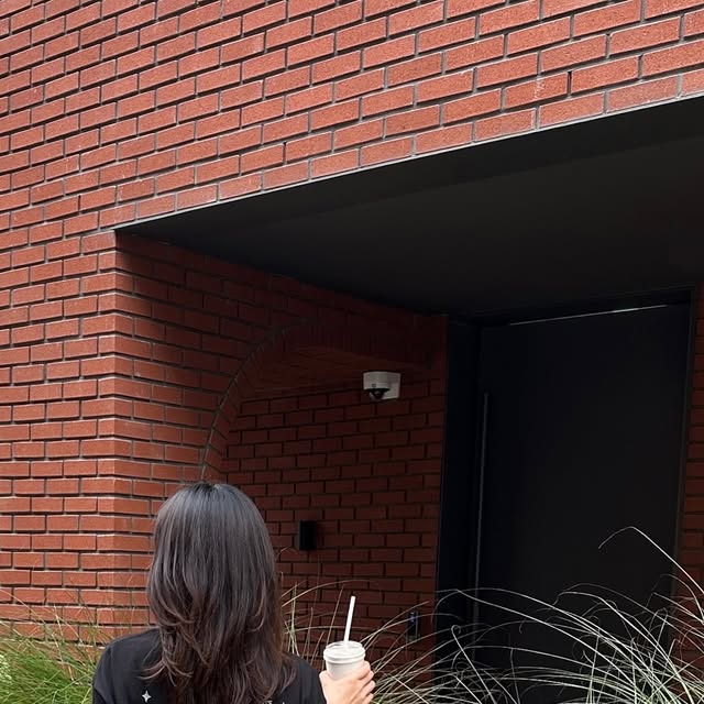 린 on Instagram: "#광고
@urbancore_official_
사자 프린팅에 반했는데, 막상 입어보니 핏까지 완벽.
귀엽고 시크한 그 사이 어딘가🖤

#반팔 #반팔티 #gift #협찬 #핏 #여름 #프린팅 #데몬헌터스 #Kpop #프린팅티 #Golden #데일리#kpopdemonhunters #demonhunters"