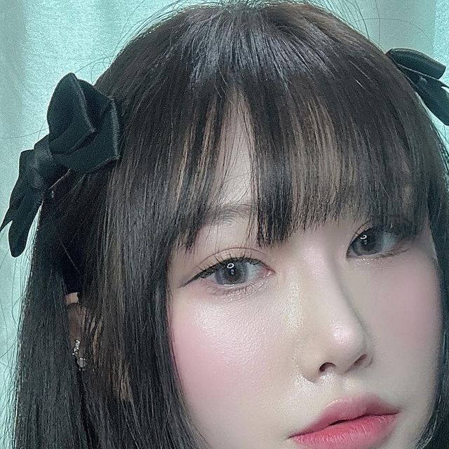 Jenna on Instagram: "#광고 @aprilskin_korea #에이프릴스킨 #핑크알로에뮤신세럼 ෆ⃛ 트러블 흔적 지우개..ෆ⃛ 7일 흔적세럼이라는 핑크알로에 세럼입니당 짙은 색소침착, 거뭇한 기미 잡티, 울긋