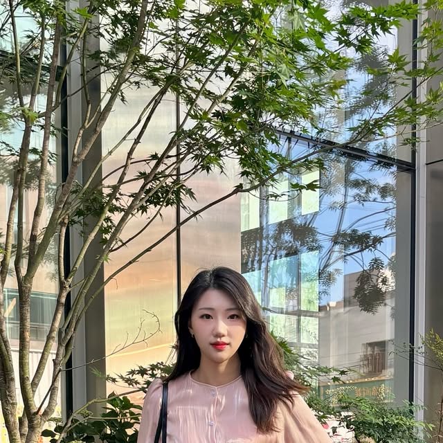 ᴊᴇɴɴᴀ | ᴍᴏᴅᴇʟ | ᴛʀᴀᴠᴇʟ ʏᴏᴜᴛᴜʙᴇʀ on Instagram: "#협찬

요즘 산책하기 딱 좋은 날씨에요☀️

제가 착용한 피치핏진은 골반 라인을 예쁘게 정리해줘요
자연스럽게 라인 잡고 싶은 분께 추천드려요

.

.

#골반 #골반필러진 #피치핏"
