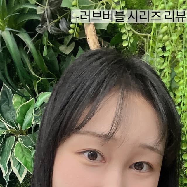 송윰⍤⃝ on Instagram: "#광고 #올영픽 #올리브영추천템 #올영필수템 #러브버블컬렉션 #롱웨어링파운데이션미니 #컬러플레이듀얼라이너 #쿨톤립추천 #틴트추천 #블러셔추천 #하이라이터추천

⸻

✨ 투에이앤 러브버블 시리즈 체험 후기 ✨

이번에 올리브영에서 투에이앤 러브버블 시리즈가 나왔는데요!
쿨톤러들을 겨냥해서 만든 색조들이 많아서 그런지
발색이 전반적으로 맑고 투명해서 피부톤이 깨끗해 보이는 게 제일 만족스러웠어요 🥰🩵

특히 이번 시리즈 중 가장 마음에 들었던 픽은,,
🤍 글레이즈 바운싱 틴트 9호 (체리빛 레드로 피부 환해보이는 톤업 효과!)
🤍 롱 웨어링 파운데이션 20호 (다크닝 거의 없이 오랫동안 컬러 유지)
🤍 퓨어 글래시 하이라이터 프로스티 (빛이 닿을 때마다 반짝이는 실버 광✨)

틴트는 무난한 데일리컬러부터 밀키한 컬러,
또 화사한 레드까지 다양해서 톤에 맞게 고르기 좋았고,
팔레트·치크는 딸기우유 같은 색감이라 동안 메이크업에 딱 어울렸어요 🍓♥️

하이라이터는 핑크벨은 러블리한 무드,
프로스티는 광채 포인트로 활용 가능해서
데일리랑 특별한 날 두 가지 무드 다 챙길 수 있어서 만족도 최고였습니당 😆😆

✨총평 :: 러브버블 시리즈는 쿨톤 분들에게
톤업 + 생기 + 투명한 발색까지 전부 챙겨주는 라인업이라
데일리템으로 쟁여두기 진짜 추천하고 싶어요 🥰🥰"