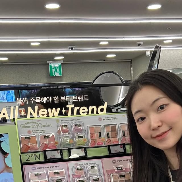 지쭈🐤🌿☁️💗 on Instagram: "#광고 🌸🌿 🎀 For light & Bright ⋰˚☆ 🎀 곧 다가올 화사한 봄 감성을 담은 Blooming Garden 컬렉션 ˖࣪｡･:*:･ﾟ★,｡･:*:･ﾟ☆ 꽃피면 볼터치 상콤하게 하고