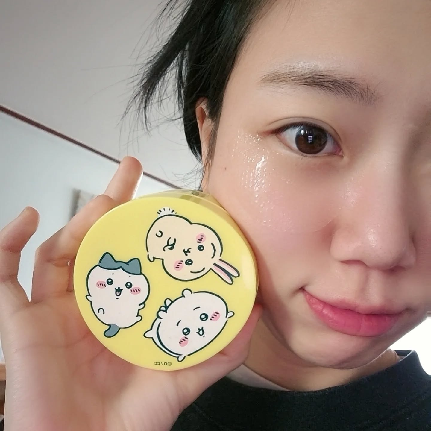 🙏🏻얼빡! 주의
네, 뷰티 블로거하긴 글른 코차맘이예요ㅋㅋ
그래서 전에도 협찬은 사실 뷰티쪽은 가급적 피했더랬죠

그래서 말인데....이게 다 방향이 이게 맞아요...?
눈 밑 패치는 그렇다쳐도.. 저거저거 리프팅 밴드??
그거는 요리조리 해봐도 잘 모르겠고
저렇게 한게 제일 안정적인데 뭔가..볼살이...낑겨요😞

먼 옛날 수능 끝나자마자 화장을 배워보잔 생각에 에뛰드하우스 알바를 지원했었지만ㅋㅋㅋㅋ
리본 잘 묶기 스킬만 연마해서 나오고
약 15년?이 흐른 지금도
네, 화장 똥손이예요

아니 제가 화장 모처럼 좀 했다하면
주변에서 화장하지말래요.... 쉽지 않네,,,

그래서 피부관리라도 해보려구요...
뭐든 홈케어 추천받아요...
쉬운걸루요
 
 
#애둘육아 #워킹맘 #워킹맘홈케어 #현실홈케어 #뷰티똥손 #셀스타그램 #아들둘육아 #현실아들맘