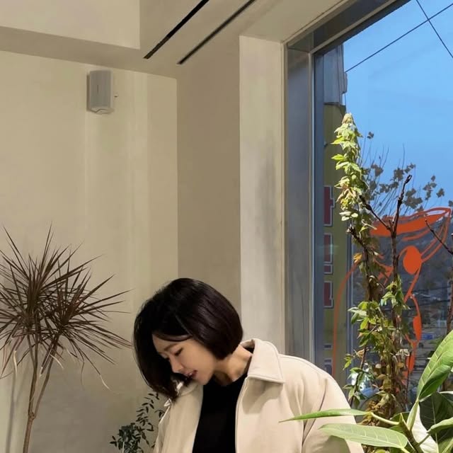 린 on Instagram: "#광고
@standarderror_official
#스탠다드에러 유틸리티 카라 벌룬 스웨이드 숏패딩 
아이보리 톤이 쿨하게 떨어지고 스웨이드 텍스처가 무드 하나 더 얹는 느낌 🤍

벌룬 핏이 볼륨만 살짝 만들어주고, 밑단 밴딩이 실루엣을 깔끔하게 잠가줌 🫶🏻

카라 덕분에 스트릿인데 단정한 바이브까지 동시에 있음-

툭 걸치면 바로 스타일 완성되는 아우터 ✨

#STANDARDERROR  #남여공용패딩 #패딩 #패딩점퍼 #스웨이드패딩 #오버핏 #헤비아우터 #아우터 #스웨이드 #데일리룩 #패딩추천  #Padding #겨울아우터 #레더  #숏패딩 #스웨이드아우터"