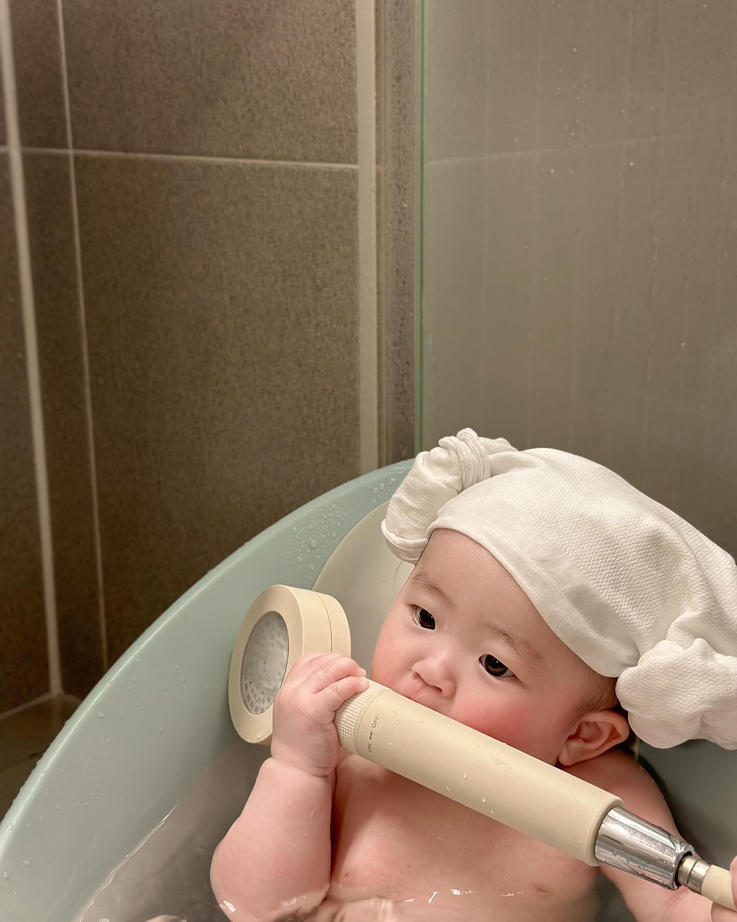 #제품제공 / 말랑하니

수압좋고 부드러운 온오프 아기샤워기 🛁🫧
아이몸에 직접 뿌려도 자극이 없어서 좋아요 〰️
6개월 채아 몸에도 직접 뿌릴정도로
정해진 단계없이 미세수압조절이 가능해요 👶🏻

아부지가 막 씻기는 편인데
특히 트위스트 물줄기 덕분에 아기얼굴쪽으로
물이 흐르지 않는다고 아주 만족해했어요🫶🏻

샤워호스가 길어서 두 아이들 목욕후에
뒷정리 하는시간도 편해졌답니다 .ᐟ 🤍
⠀

📡 16(목) 오전10시에 열린 런칭특가
참고하시구 아기목욕템 미리 준비하세요 🧽
⠀

🪄 malanghoney_ 

#말랑하니 #아기샤워기 #아기목욕