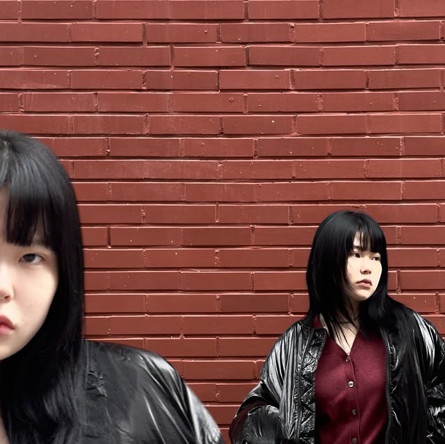 핸쟝 on Instagram: "#광고 오버핏 ma-1에 크롭한 기장감 탑재한 글로시 패딩 uWu ✨💅🏻🖤 
따수운 패딩 덕택에 가장 Hot Girl이 되어버려. 🥷🏻❄️ 

#아이러니포르노화이트라인 #IRONYPORNOWHITELINE #남여공용패딩 #패딩 #패딩조끼 #패딩베스트 #패딩점퍼 #글로시패딩 #오버핏 #헤비아우터 #아우터 #레더 #데일리룩 #패딩추천 #Padding"