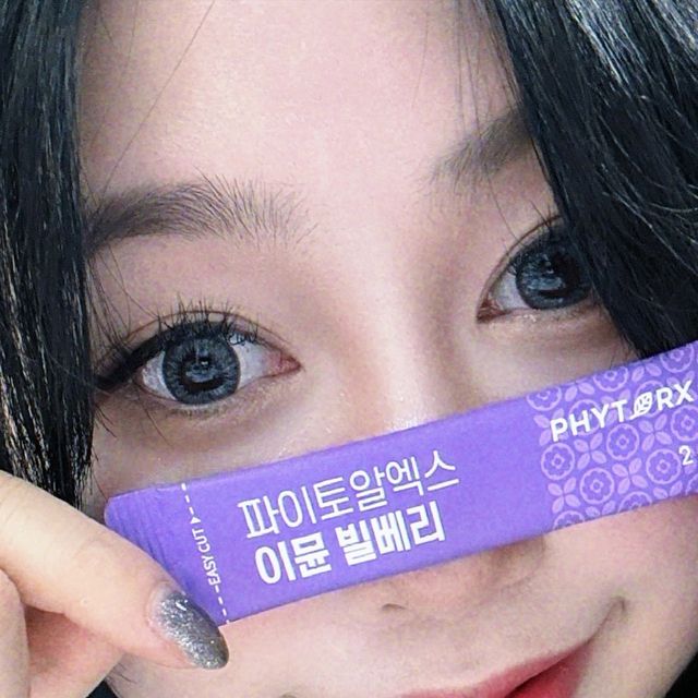 경아 [𝓐𝔂𝓪]💜 on Instagram: "#협찬 #광고 #파이토알엑스 
@pharmabros_official 

💜 이뮨 빌베리 💜
면역 강화에 도움이 되는 저분자 베타글루칸 성분이 
한 포에 200mg 이나 함유되어있어요 !
눈 건강과 함께 면역 건강을 단 한포에 🙊

아 여기서 빌베리란 ?
항산화 기능이 뛰어난 작은 열매에오
생김새는 블루베리와 비슷하게 생겼는데 🫐💜
빌베리는 풍부한 항산화 물질인 
안토시아닌을 함유하고 있데여
그래서 노화 방지 및 만성 질환 예방에도 
도움을 쥰데요 ! 😆
눈의 피로를 줄이고 , 
눈의 건조함을 개선하는데에 도움이 된다고 해요👀✨

블루베리추출물도 함유되어 있어 
새콤하고 달달한 맛이 캬 😆💜
그냥 입에 털어먹어도 맛있고 물에 타 먹어도 맛있어요 !

너무 큰 정제는 물과 함께 삼킬 때 
목에 텁턱 걸려있는 느낌이 나서 
섭취를 잘 안하게 되는데, 
파이토알엑스 이뮨 빌베리는 고운 분말 타입이라
부담없이 털어먹을 수 있어서 좋답니다 🤗
얼마나 고운지 영상 참조 바래요 💜

스틱포로 포장되어 있어서 어디든 간편하게 
휴대하고 다니다가 생각날 때 바로 먹을 수 있으니
아쥬 럭키비키쟈나 🍀

#빌베리효능 #빌베리영양제추천 #빌베리파우더 
#약들약빌베리 #이뮨빌베리 #빌베리루테인"
