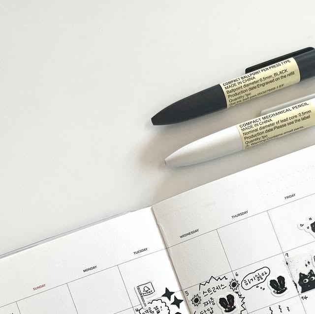 김사유 on Instagram: "감정일기 My Emotional Diary for February

지난 한달 동안의 감정을 기록한 먼슬리.
모노톤 스티커로 짧고 굵게 표현했다

하루종일 다양한 감정기복이 있지만
평소와 다른 특이사항이나
가장 강렬하게 나를 지배했던 감정 위주로
기록을 해 보니 한달간 어떤 흐름으로 살았는지
한번에 볼 수 있어 좋다

📓다이어리 : 무니네잡화점 @mooni__ne 
🖤스티커 : 밀디블랙 @mildybk 
✒검정펜 : 무인양품 @mujikr 

#감정일기 #먼슬리 #다이어리 #모노톤다꾸 #다꾸스타그램 #다꾸스티커 #기록스타그램 #손글씨 #일기 #감정다이어리"