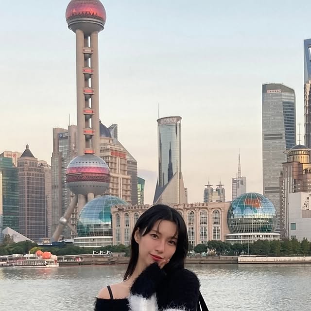 송아 on Instagram: "#협찬 @osawa_official 

상하이로 놀러갔는데 나 같은 보부상은 크면서 편하면서 데일리 숄더백 찾기 넘 힘든데 이번에 찾았당..🫶

소재도 부드럽고 가벼워서 들고 다니기도 좋고 변형이 적어 자주 들고 다니는중

📍https://alie.kr/7bHowBi"