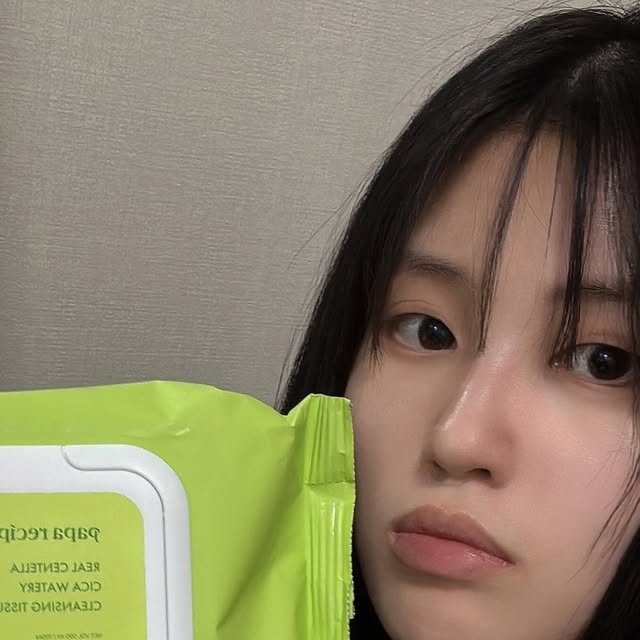 박가현 Gahyeon on Instagram: "세안 후에도 당김 없는 클렌징 티슈가 왔도다••• 피부 노폐물부터 미세먼지, 메이크업까지 깔끔하게 클렌징되어서 좋아요 파파레서피 클렌징티슈는 올리브영에 입점되어 있어요💚 부드러운 스펀 원단에 센텔라 클렌징 워터가 가득 담겨있어서 피부 자극 없이 잘 지워줘요! 민감성 피부인 저도 부담 없이 쓰고 있어요😽 유수분 밸런스를 맞춰주는 Ph 5.5±1.0 약산성 클렌징 티슈라 트러블이 올라오긴 커녕 오히려 관리해주는 느낌!

#파파레서피 #paparecipe #클렌징티슈 #올리브영클렌징티슈 #올리브영추천템 #순한클렌징티슈 #클렌징 #클렌징꿀템 #프리랜서모델 #페이모델 #여자모델 #한국인모델 #협찬문의dm #촬영문의 #촬영문의dm #촬영문의환영 #좋반 #좋아요반사 #좋반테러 #좋반환영 #맞팔 #선팔 #선팔하면맞팔 #fyp #fypシ #뷰티모델 #freelancermodel #06 #패션모델 #촬영문의 #협찬모델"