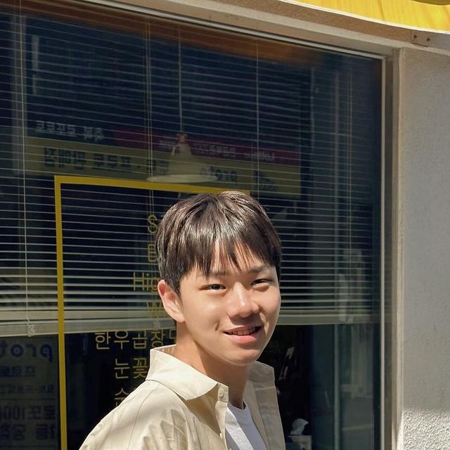 @imnuunm on Instagram: "오버핏으로 입기 너무 좋고 꾸안꾸 느낌으로 스타일링하기 좋은
오버핏 셔츠 / 면에서 한번 더 코팅해서 크런치한 느낌이 부각 되는 셔츠, 아무 코디로도 어울리는 셔츠 너무 이쁜 셔츠 추천드립니다 😊

#협찬 #아이러니포르노화이트라인  #아이러니포르노 #남여공용  #데일리룩 #셔츠 #shirt #워셔블 #셔츠추천 #하프셔츠  #반팔셔츠"