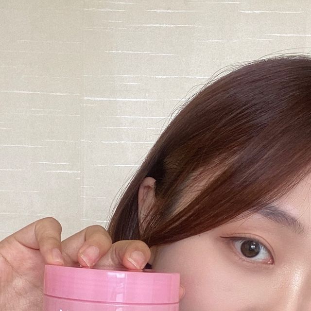 나현 on Instagram: "#광고 4 in 1 신개념 머랭 클렌저 출시! 에이프릴스킨 핑크알로에 머랭솝!

@aprilskin_korea

✅ 머랭처럼 쫀쫀한 거품과 제형이 특징인 핑크알로에 머랭솝

✔️ 트러블 잠재우고, 모공은 비우고
 - 일반 알로에 대비 진정 성분이 더 높아진 핑크 알로에 함유 
 - 쫀쫀한 머랭 거품이 모공 속 숨은 미세먼지, 노폐물까지 OUT!
 - 여드름성 피부 사용 적합 테스트 완료 / 저자극 테스트 완료

✔️ 더욱 간편해진 4 in 1 클렌저 , 핑크알로에 듀얼 머랭솝
 -  point 1: 각질케어부터 진정클렌징까지 클렌저 하나로 끝!
 -  point 2:  진정에 진정을 더한 프리미엄 듀얼 머랭솝
1️⃣핑크클렌저 > 핑크 알로에 + 콩 스크럽 + 수분 성분 72% 함유
2️⃣그린클렌저 > 병풀 추출물 + 녹두 스크럽 + 자연 유래 성분 78% 함유
 - point 3: 폼클렌징: 모공 속 노폐물 제거
  각질 제거: 부드러운 피부 케어
  수분케어: 당김없는 즉각 수분 진정 
  팩: 진정 수분팩, *붉은기 진정, 피부 톤 균일 케어 

💭 자극은 적고 각질은 확실하게 케어해줘서 맘에든 제품이였어요! 모공 속 피지 틈새까지 초 미세먼지즉각 세정해준다니,,, 꾸준히 써보려고 합니당 ㅎㅎ 🫡🪄

지금 공식몰에서 구매 가능해욧!
📌https://aprilskin.com/product/detail.htmlproduct_no=1304

#에이프릴스킨#aprilskin#핑크알로에#머랭솝#클렌저추천#폼클렌저#폼클렌징#폼클렌징추천#클렌징폼#클렌저#알로에#알로에클렌저#피부진정#피지#폼클렌저추천#각질제거#저자극클렌저"