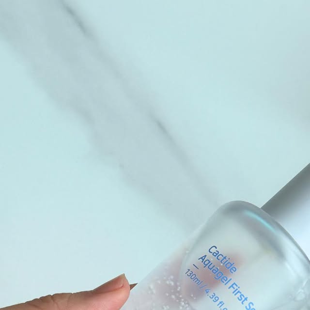 쏠 𝒘𝒐𝒓𝒍𝒅🌍 on Instagram: "#광고
건조 피부이신 분들 주목!!!
건조한 피부는 세안 후 첫 단계 보습이 중요한거 아시죠?
여름철 덥고 무거운 스킨케어 말고, 젤리 수분으로간편하게 스킨케어 하세요:)

스킨케어 첫 단계부터 사막화는 막아주고, 찐한 젤리 수분은 채워줄 ‘올인원 퍼스트 세럼!’
‘데저트프리 캑타이드 아쿠아젤 퍼스트 세럼’이면 도톰한 젤수분으로 매끈한 피부결을 느낄 수 있다구요!! 

이런 분들 꼭 사용해보세요.
✔️건조한 여성들에게는 퍼스트 세럼으로 사용 추천
✔️스킨케어 귀찮은 남성, 청소년에게는 올인원 세럼으로 사용 추천
✔️건조한 피부는 토너 패드 대신 젤리 수분으로 케어 추천

#데저트프리 #퍼스트세럼 #첫단계에센스 #올인원세럼 #젤리수분세럼 #사막화방지"
