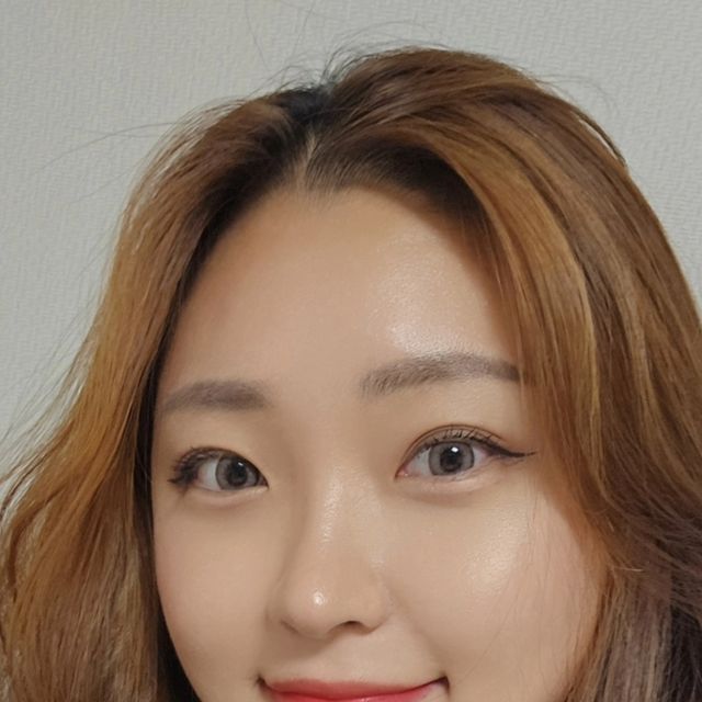 𝐍𝐚𝐢𝐥𝐚𝐡 | 네일라 on Instagram: "#광고 이건...사고일까, 살인일까?

이번에 좋은 기회가 생겨서 영화 <설계자> 시사회에 다녀왔어요!🎫✨️

영화 <설계자>는 청부살인을 의뢰받은 후 그것을 사고로 위장하는 '설계자'들에 대한 내용으로, 제목 자체가 영화의 전체적인 줄거리와 분위기를 관통하는 범죄 장르 드라마입니다🔥

장르 : 범죄 드라마
개봉 : 5월 29일(다들 달력 체크해!!!)
관람등급 : 15세 이상 관람가

내용도 물론 굉장히 흥미로웠지만, 주연을 맡은 강동원 배우님뿐만 아니라 조연을 맡아주신 배우분들의 합과 연기가 정말 일품이다!라는 생각이 들었어요. 스토리 탄탄하고, 연기 구멍 없는 영화...게다가 생각이 많아지게 하는 결말까지!! 각 인물들만의 사고방식과 감정선을 따라가다보면, 결국 한가지 타래로 뭉쳐지는 <설계자>만의 세계관...가슴이 웅장해진다...😳💘

그리고 완벽하게 흑미남으로 변신한 강동원 배우를 만날 수 있다는 것만으로도 이 영화는 귀합니다...이것만으로도 대상감(?)이에요...🏆🏆🏆
강동원 배우 특유의 목소리 톤부터 차갑게 의심하는 눈빛, 애절함과 절망이 보이는 얼굴까지... 언제 봐도 매력적이지만, 이번 기회에 강동원 배우님에게 더 빠져버린 저였습니다...😇

함께 팀원 역할로 나오셨던 이미숙, 이현욱, 탕준상 배우님뿐만 아니라... 내가 개인적으로 너무 좋아하는 이무생 배우님...영화 중반부 부터 치고 들어오는 김신록, 이동휘 배우님까지...배우님들 얼굴과 연기합이 너무 좋아서 지루함 없이 몰입해서 더더더 재밌게 볼 수 있었던 것 같아요ㅜㅜ진짜 몰입감 최고...🥳

+ 중간중간 치고 들어오는 사운드의 생생함을 느끼려면 사운드 특화관에서 보시는 걸 추천드립니다...더욱 큰 자극(도파민🎉)과 더불어 몰입감이...👍👍👍

***스포 주의***

영화 초반부터 조금씩 등장하기 시작하는...실체를 알 수 없는 미스테리한 인물과 사건에 대해서 끊임없이 추리하면서 봤어요👀 아무래도 영화의 스토리가 영일(주인공 : 강동원)의 시선을 따라가다 보니...영화 끝나고 나서는 끊임없이 모든 것을 의심하고 있는 나를 발견....🤨🤨🤨이게 바로 영일적 사고?!ㅋㅋㅋㅋ

MBTI N성향인 사람으로서, 영화 보고 나서도 한동안은 계속 '그동안 실제로 일어났었던 다양한 사고들도, 어쩌면...설계자가!? 아니면 청소부가!?' 이런 생각에 빠져있을 정도였어요ㅋㅋ 장르는 범죄 드라마이긴하지만, 추리영화나 추리게임 좋아하시는 분들에게 완전 강추드립니다!! 나는 MBTI N이니까 N회차 갈기러갈거임 힛🤤✨️

#설계자 #5월29일개봉 #타겟은바로나 #범죄드라마 #감동원 #이무생 #이미숙 #이현욱 #탕준상 #영화추천 #한국영화 #추리드라마"