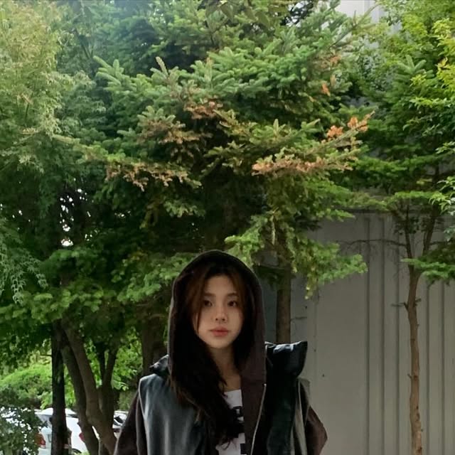 소영 on Instagram: "지금 입기 딱 좋은 #패딩조끼 
옷 한번 기기 막히게 낋여오는 @standarderror_official 

가죽 디테일이지만 너무 빡빡하지 않아 핏 제대로 살고
안주머니랑 깊숙한 겉주머니도 맘에 쏙 듦.

하… 뭣보다 핏 욘나 이쁘다………🖤

〰️〰️〰️〰️〰️〰️〰️〰️
▪️스탠다드에러
▪️87-STAN109 유틸리티 레더 패딩 조끼
▪️M 
▪️Black

▫️PU 100% / 충전재 polyester  100%
▫️미니멀한 디자인의 레더 패딩 베스트
▫️투웨이 지퍼로 다양한 연출이 가능
▫️하이넥 디자인으로 보온성 강화
〰️〰️〰️〰️〰️〰️〰️〰️

-
#스탠다드에러  #STANDARDERROR #남여공용패딩 #패딩 #패딩점퍼 #레더패딩 #오버핏 #헤비아우터 #아우터 #레더 #데일리룩 #패당추천  #Padding #ad"