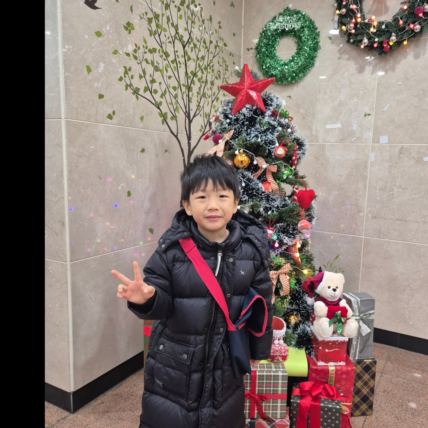 #사형제맘쭈

🎄 Happy Christmas 🎄

24.12.25

성탄절을 맞이하여 선물도 받고♡

성탄축하예배로 주님께 영광돌리는 아들들♡♡

열심히 연습해서 멋진 무대하는 아이들

부서들마다 꽉 채운 무대^^/// 

감사하고 또 감사함♡ 

아빠가 와서 더 감사하고 좋은 성탄예배^^ 

#기쁘다구주오셨네🎄 #성탄예배 #해피크리스마스 
#성탄절 #아들맘 #감사함