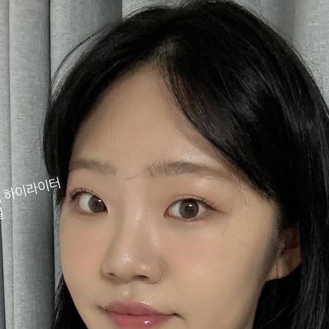 muksoone on Instagram: "#광고

요즘 메이크업 찐 조합은 바로바로 투에이엔 제품🩵
🍑투에이엔 러브 버블 컬렉션🍑

✨전부 #투에이엔 제품으로만 완성한 데일리 메이크업✨

💛베이스
투에이엔 롱 웨어링 파운데이션 21 아이보리
→ 얇고 균일하게 착붙! 무너짐 걱정 없는 파데였고 지속력도 좋았어요✨

🩵치크
투에이엔 튜얼치크 02 러브, 로지
→ 생기 한 스푼💗 은은하게 물드는 듯한 혈색으로 발색력 good👍

💚아이섀도우
투에이엔 베러 미 아이팔레트 11 드리밍
→ 음영 조합이 예술… 여리여리 데일리로 딱

🧡립
투에이엔 글레이즈 바운싱 틴트 04 피치슈, 02 로즈모카
→ 단독도 예쁘지만 믹스하면 분위기 완성🍑🌹

✨하이라이터
투에이엔 퓨어 글래시 하이라이터
→ 자연스럽게 반짝이는 광채로 윤기 추가되고 발색력도 너무 좋았습니다🍑

#올영픽 #올리브영추천템 #올영필수템 #러브버블컬렉션 #롱웨어링파운데이션미니 #컬러플레이듀얼라이너"