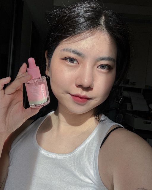 윤영지 on Instagram: "#광고 에이프릴스킨 핑크알로에 뮤신 흔적 세럼💕 제주도로 휴가 다녀와서 피부과에 매주 토닝 하러 간 과거의 나 자신을 까맣게 잊고 햇볕 잔뜩 즐기고 흡수