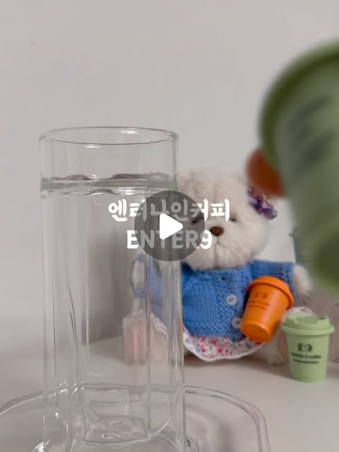 Yoon on Instagram: "광고 ⎸ 엔터나인커피(ENTER9)
커피 좋아하세요? 
저는 커피로 하루를 시작하고 또 커피로 하루를 마무리한다 싶을 정도로 커피를 좋아하는데요.
간편하게 빠르게 준비하며 마시면서도 깊은 향과 맛을 가진 커피를 마시고 싶어 엔터나인커피를 준비했어요!

엔터나인커피는 SCA 스페셜티 커피협회 기준 80점이상의 최상급 아라비카원두 사용하였습니다.
우수한 품질의 커피농장과 전략적으로 협력하여 재배관리로 제대로 된 원두를 사용합니다.

알루미늄 씰링으로 밀봉하여 외부 노출로 인한 제품변질 가능성을 낮추었고, Q-GRADER팀 연구진으로 원두 별 최적의 로스팅을 구현하여 최상의 맛을 기대할 수 있어요.

12시간 저온 추출과 -40°C에서 38시간 특허받은 동결건조기술로 커피의 맛과 향을 극대화하였습니다. 

찬물,뜨거운 물 온도상관없이 빠르고 깨끗하게 녹아서 물만 있으면 언제 어디서든 맛있는 커피를 마실 수 있어요.

그뿐 아니라 우유, 두유 등에 넣어 라떼로 즐기기에도 충분합니다!

생산공장은 HACCP인증을 받은 GMP시설에서 철저한 관리를 거쳐서 제조하였습니다. 

예쁜 패키지로 선물용으로도 좋겠다 싶네요!

https://naver.me/Fw7xfkMp

#엔터나인커피#콜드브루#홈카페#캠핑커피#디카페인맛있는커피아이스커피"