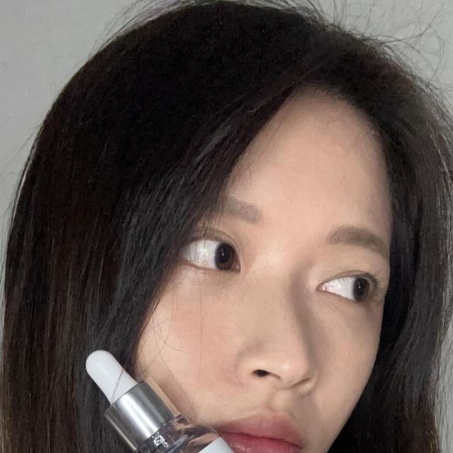 하이링 ღ on Instagram: "#광고 임피엘 시카 비건 아크네 클리어 앰플💜
시카,아줄렌,병풀추출물이 함유 되어 있어 피부 진정과 보습에 좋고 비건 인증 제품이라 자극적이지 않고 오독토돌한 속 트러블도 많이 진정이 되더라고요!👏🏻
그리고 이렇게 예쁜 보라색 앰플은 처음 보는데 아줄렌으로 인한 천연 보라색이라고 하더라고요! 발림성이 좋고 흡수력이 뛰어나 속건조 및 피부 장벽 완화에 도움을 줍니당!요즘 화장하기 전에 꼭 필수템이에용💜

.

.

.

#임피엘#impiel#임피엘 앰플#임피엘아줄렌앰플#임피엘시카앰플#임피엘여드름앰플#임피엘여드름#임피엘트러블앰플#임피엘트러블#앰플추천#여드름앰플추천#트러블앰플추천"