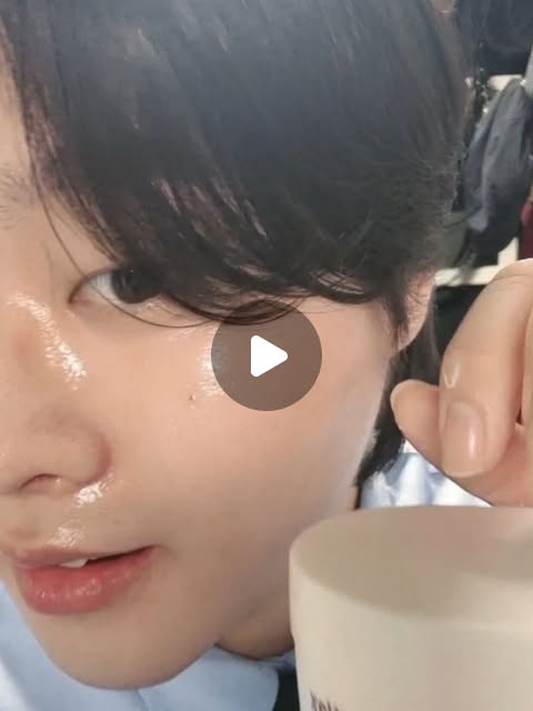 승_현 | #광고 @afterdawn.kr 

요즘 머리 세팅 뭐 쓰냐고 많이 물어보는데,
나는 AFTER DAWN 데일리 뉴트럴 왁스🤍

꾸안꾸 느낌 살리기 딱 좋은 왁스라서
과하게 굳는 느낌 없이 자연스럽게 고정돼요.

✔️ 손에서 부드럽게 녹는 텍스처... | Instagram