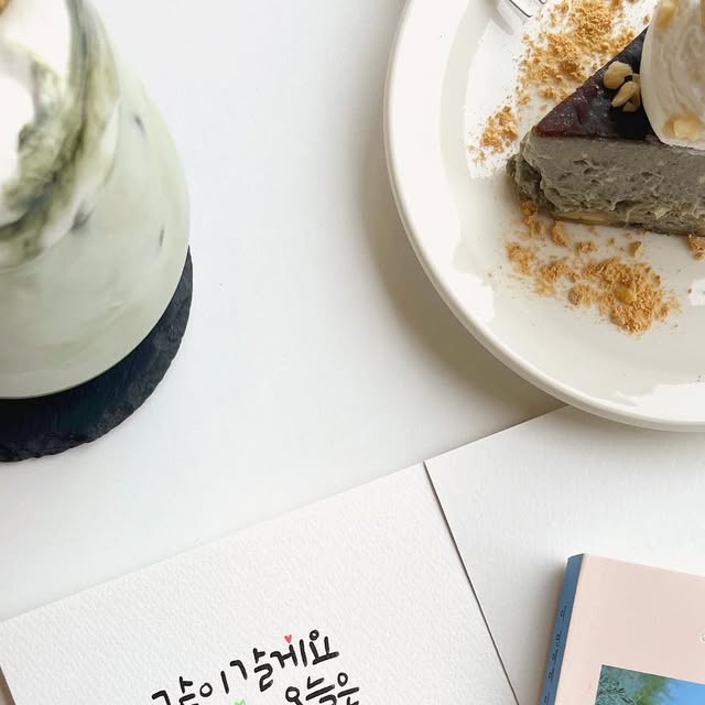 늦은비 | 캘리그라피 디자인 일러스트 작가 on Instagram: "편지를 보냅니다
이 책을 보실테죠, 당신

…

하고 싶은 말을 꾹 참고 물에 담그면 가라앉는 말과 떠오르는 말이 있습니다……. 그렇게 말을 자주 참으면 마음이 시가 되기도 합니다

같이 갈게요
허락하신다면요
어쩐지 오늘은 날씨가 좋고,
사랑은 이상하니까요

- 시요일 기획위원 최현우

#이연애에이름을붙인다면 

대체로 어지럽거나 위험하고
달콤했으나 종내는 그 잔향만이 남을,
열지말라는 그 문을 연 이들에게 추천하는

기획의 말부터 완벽한
사랑에서 출발해 사랑에 이르기 위한 책

🌸
같이 갈게요
날씨가 좋아요

- 
#캘리그라피#손글씨#필사하기좋은책#손글씨체 
#손글씨엽서#책속한줄캘리그라피#시집필사"