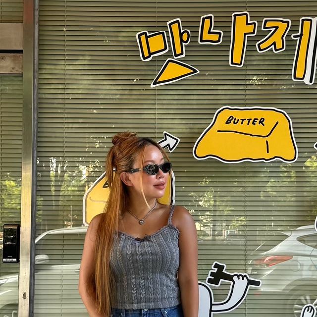 ᴳᴱᴹᴹᴬ ᴹᴼᴼᴺ 🌙✨ on Instagram: "#광고 습해도 비 안와서 좋았던 오늘 낮!☁️🩶 저녁 되니 씨원하게 쏟아지네🌧️☔️💧💨 #해삐주말 🎵

쨍한 컬러감의 데님은 @standarderror_official👖✨ 부드러우면서도 견고한 코튼 100% 소재에 빈티지한 워싱과 와이드한 핏까지 맘에 쏙!

#스탠다드에러 #STANDARDERROR #남여공용팬츠 #데님 #데님팬츠 #팬츠 #바지 #와이드바지 #워싱팬츠 #와이드팬츠 #데일리룩 #바지추천  #DenimPants #Denim #Pant"