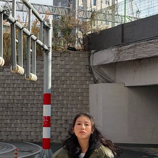 @silent__quiet on Instagram: "#광고 @standarderror_official 

겨울에도 레더는 포기할수 없잖아?

87-STAN100 유틸리티 후드 벌룬 레이어드 레더 패딩

PU 100% / 충전재 polyester 100%

여유로운 실루엣의 후드집업 레이어드 패딩 입니다
투웨이 지퍼로 다양한 코디연출이 가능하고 소매와 밑단 밴딩으로 안정감 있는 핏감 연출까지!

#스탠다드에러 #standarderror#패딩#아우터#패딩추천#겨울아우터#레더#숏패딩#레더패딩"