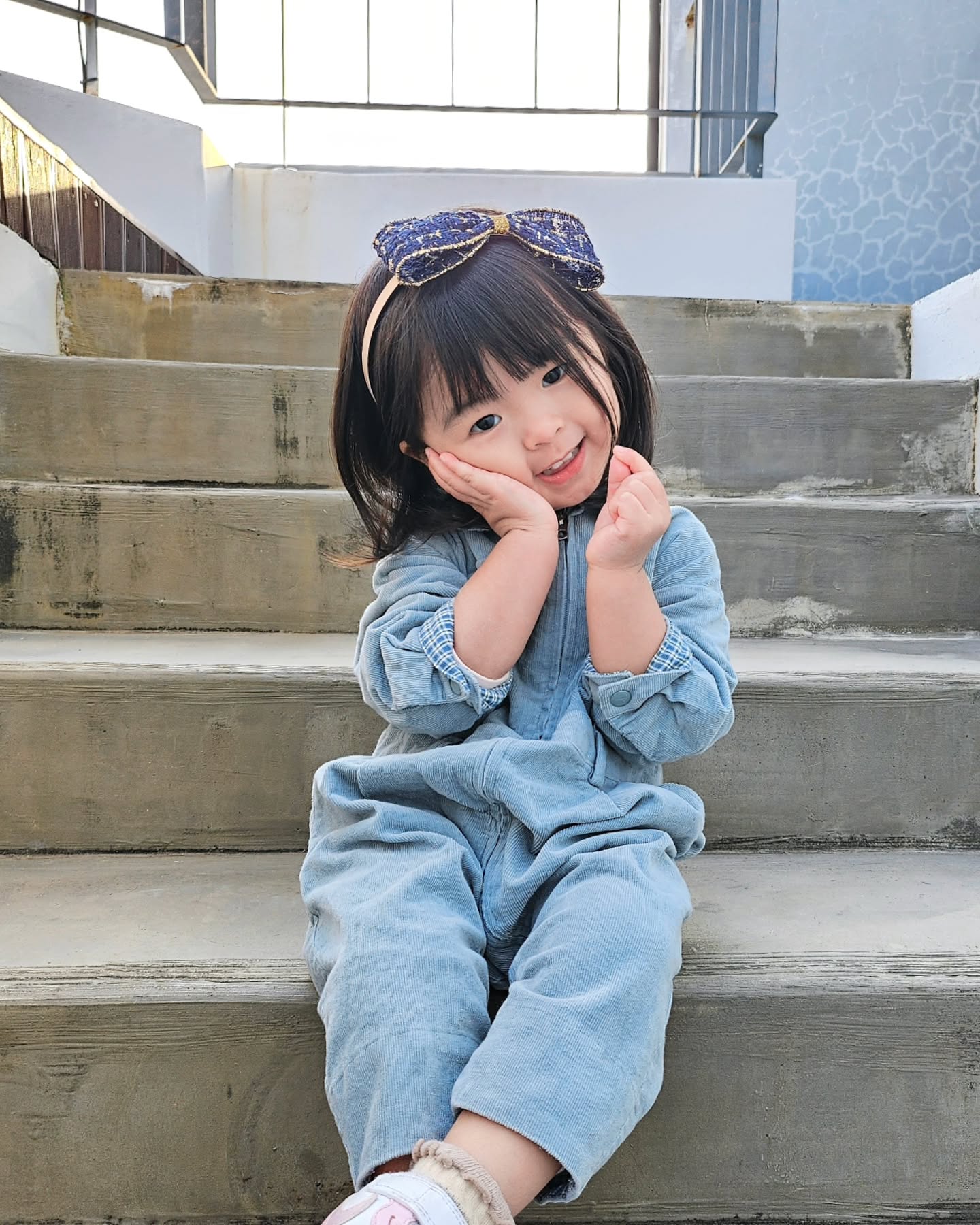 #광고 #제품협찬
떠아의 단발머리가 더욱 빛나는 이유~✨️ 

사랑스러운 손하트를 받아랏🫰
디자인부터가 너무 고급지구 예쁘다냐~ 

머리띠가 가볍고 편해서 떠아가 계속 쓰구 있으면서 어때~예뽀?💙 물어보는 공듀 ʚ⃛ɞ

국산 직접 핸드메이드로 제작되어 시중에 중국산이랑 마감 자체가 비교가 안 된다구유~ 

36개월 이상 여자 아이들이 쓰면 너무 예쁘다구~₍⑅ᐢ..ᐢ₎ 

🏷https://smartstore.naver.com/littlegirls 

#협찬 #여아헤어밴드 #헤어핀 #아기핀 #아동머리띠 #여아머리띠 #아기머리띠

#엄마가관리하는계정입니다 #accountrunbymom