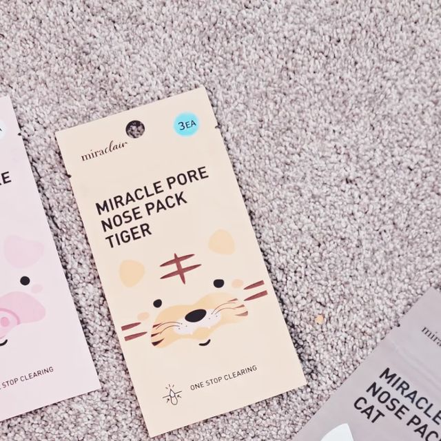 @imi3318 on Instagram: "오늘은 잠시 여유시간이 생김!!
간만에 티비보면서 피부관리하고 있다리!!

코피지제거용 미라클코팩 돼지코팩 붙이기~♡
진짜 돼지긴 한데 붙여놓으니 돼지같네??
세안후 붙이고 티비만 보면 되니 편하군하^^

이대로 편하게 계속 쉬고시프다.
시가니가 잘도 간다.
벌써 일요일이다.
으악 출근하기 시르다.

코팩떼고나니 코가 한결 깨끗해진것 같다?!
편하게 할 수 있는 미라클코팩 종종해줘야겠군ㅎ
그럼 모공 순삭되려낭ㅎㅎ

#광고#코팩#블랙헤드#코팩모공#블랙헤드코팩#피지제거#미라클레어#미라클코팩#코팩"