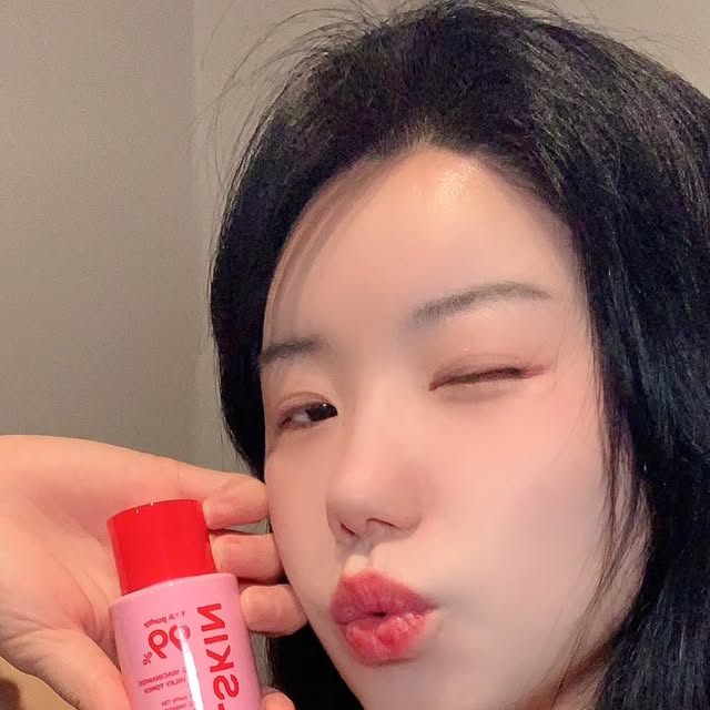 Jisoo on Instagram: "#광고 잡티 흔적? 이젠 토너 단계에서 녹여버려요.
에이프릴스킨 TXA 나이아신아마이드 99 밀키 토너 출시!

요즘 토너도 미백이 되는 거 아셨나요?
이건 그냥 토너 아니고… 앰플급 미백 토너예요.

✔ 99% 고순도 트라넥사믹애씨드 + 나이아신아마이드 콤비
✔ 트러블 흔적, 잡티 흔적 미백 집중 케어
✔ 민낯까지 환해지는 뽀얀 결광 피부
✔ 끈적임 없는 밀키 텍스처로 수분감 촥촥

물 같은 토너는 이제 안녕~
앰플급 토너인데도 마무리는 산뜻해서
속건조 케어 + 맑은 광채를 한 번에 잡아줘요.

잡티/흔적/톤 고민 있다면, 이걸로 미백 루틴 시작해보세요!

✔️ 에이프릴스킨 TXA 밀키토너 구매하기
https://aprilskin.com/product/detail.html?product_no=1372

#에이프릴스킨 #TXA밀키토너 #밀키토너 #잡티토너 #톤업토너
#미백토너 #토너추천 #트라넥사믹애씨드 #나이아신아마이드
#광채피부 #피부톤관리 #앰플토너 #저자극토너 #결광피부 #피부미백루틴
#TXA#미백토너#토너#스킨케어#미백케어#aprilskin_korea#톤업토너"