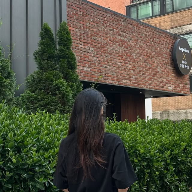 수민 on Instagram: "#광고
입체적인 벌룬 핏, 자연스럽게 떨어지는 실루엣 
부드럽고 견고한 원단으로 하루 종일 편안하게 
은은한 캣워싱으로 완성한 빈티지 무드 🕶️
디테일은 YKK 지퍼로 마무리 ✔️

지금, 가장 트렌디한 데님.

#스탠다드에러 #남여공용팬츠 #데님 #데님팬츠 #팬츠 #바지 #와이드바지 #워싱팬츠 #와이드팬츠 #데일리룩 #바지추천#STANDARDERROR #DENIMPANTS #DENIM #PANTS #DAILY #WIDE"