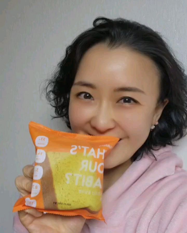 이번에 널담 뉴트리션 통밀식빵 체험단이 됐어요!!
평소에 알리에서 세일때마다 사 먹던 애정템이라(벌써 100개나 구입>_<) 더 반가웠는데요, 이번엔 새로 출시된 비트 맛과 톳 맛까지 맛볼 수 있어서 정말 좋았어요. 

식단 관리할 때 가장 고민되는 게 간편하면서도 맛있고 영양 가득한 탄수화물인데, 이 식빵은 그 모든 걸 충족하네요?! 
냉동 보관이라 장기 보관이 가능하고,  1봉지씩 소분 포장되어 있어 휴대와 보관도 편리하답니다. 
아침엔 아메리카노 한 잔과, 점심엔 닭가슴살과 함께 곁들이면 딱이에요! 

쫄깃하고 촉촉한 식감에 고소한 풍미는 물론, 씹을수록 은은한 단맛이 더해져 정말 맛있어요. 
말티톨을 사용해 당 함량은 낮추고도 맛을 유지한 점이 특히 마음에 들었어요. 

통밀 32.04%를 비롯해 다시마, 해조, 치아씨드 등 9가지 이상의 영양 식재료가 들어가 있고, 한 봉지(100g)로 하루 권장량의 비타민 12종과 미네랄 9종까지 채울 수 있는 완전 영양식이에요. 
단백질 14g에 식이섬유 8.7g까지 들어 있어 포만감도 오래가니 식단 관리 중인 분들께 강력 추천드려요! 

특히 시중 식빵보다 단백질이 7배나 더 많다니, 식사 대용으로 정말 딱이죠? 
냉동실에서 꺼내서 전자레인지에 살짝 데우기만 하면 바로 먹을 수 있어서 게으른 제가 도시락으로 챙겨가기 너무 좋았어요ㅋㅋㅋㅋ

새로운 맛까지 추가된 널담 뉴트리션 통밀식빵, 앞으로도 쭉 애정할 것 같아요!

#널담뉴트리션 #통밀식빵 #영양식 #고단백빵 #식단관리 #건강한한끼 #다이어트빵 #존맛탱 #식단 #다이어터그램 #식단그램 #빵순이그램 #마싯어