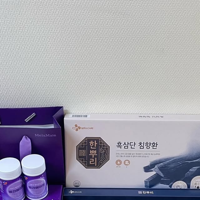 Ray on Instagram: "❤️ 흑삼단 침향환 ❤️멜라메이트 선물 세트❤️

⭐️부모님을 위한 선물로 추천⭐️
 간절기 시즌 기력도 면역력도 약해지는 요즘
추석 선물로 좋은 제품인거 같아요
요즘 부쩍 자주 피곤해 하시는데 건강관리에 굿👍

 특허 받은 CJ흑삼농축액에 침향까지 더한 
프리미엄 침양환 ’흑삼단 침향환‘ 
 ❤️국내 제조 침향 분말 15%❤️
오랜 시간 응축된 숲속의 검은 진주 랍니다
녹용, 당귀, 산수유와 9가지 전통소재를 더해 
전통가치를 그대로!

그리고 #멜라메이트
잠이 드시기 함들어 하시는데 딱 좋은선물
식물성으로 안심하고 시작하는 멜라토닌💛
 가벼운 마음으로 시작할 수 있도록 
사람 몸 속에서 만들어지는 
멜라토닌 성분과 동일한 분자구조를 
 가지고 있는 식물성 멜라토닌을 사용해서 더 안심이랍니다

 고급진 프리미엄 패키지가 
추석 선물하기 딱 좋은거 같아요☺️

#침향환, #침향환효능, #침향환효과, #흑삼단침향환, #명절선물, #명절선물세트, #부모님선물, #추석선물세트, #식물성멜라토닌, #멜라토닌추천"