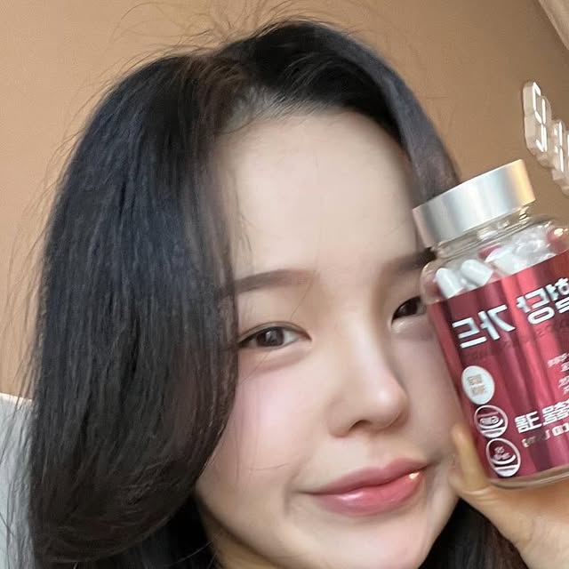 @jinahjoah on Instagram: "#광고 #제품제공 #혈당가드 섭취 후기 

빵, 과자, 아이스크림 당러버 나에게,,, 구세주같은 존재 🫶🏻 

📣언제 어디서나 식후 2알씩 2번! 간편한 섭취!

✔️식후 혈당 상승 억제 기능성 원료, [바나바잎 추출물]
✔️코로솔산(1.3mg), 1일 최대 섭취량 100% 충족!
✔️탄수화물, 지방, 단백질 대사 관여 기능성 원료, [크롬]
✔️시너지를 올려줄 올인원 조합 
[여주분말, 돼지감자분말, 야채혼합농축분말, 대두추출분말, 
난소화성말토덱스트린, 비타민 B, 비타민 C]

#혈당케어 #에너지샵 #바나바잎추출물 #크롬 #식후혈당상승억제 #식약처인정기능성 #복합기능성 #여주분말 #돼지감자분말 #혈당건강 #혈당상승억제"