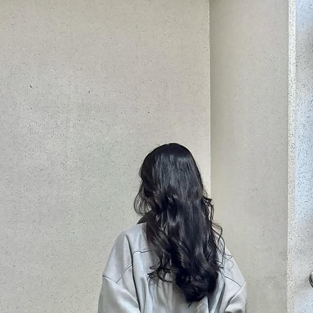 𝓂𝒾𝓃𝑔𝒿𝓊 on Instagram: "#광고 #아이러니포르노 

카라부터 소매 스냅, 뒷면 핀턱 주름의 세세한 포인트와
부드러운 터치감으로 봄, 가을, 겨울 패딩 안까지 데일리하게
새롭게 리뉴얼된 크루얼티프리 알파 스웨이드 자켓 :D

86-IRO097 [리뉴얼] 크루얼티프리 알파 스웨이드 자켓 그레이
https://www.musinsa.com/products/2117958

#아이러니포르노화이트라인 #ironypornowhiteline"