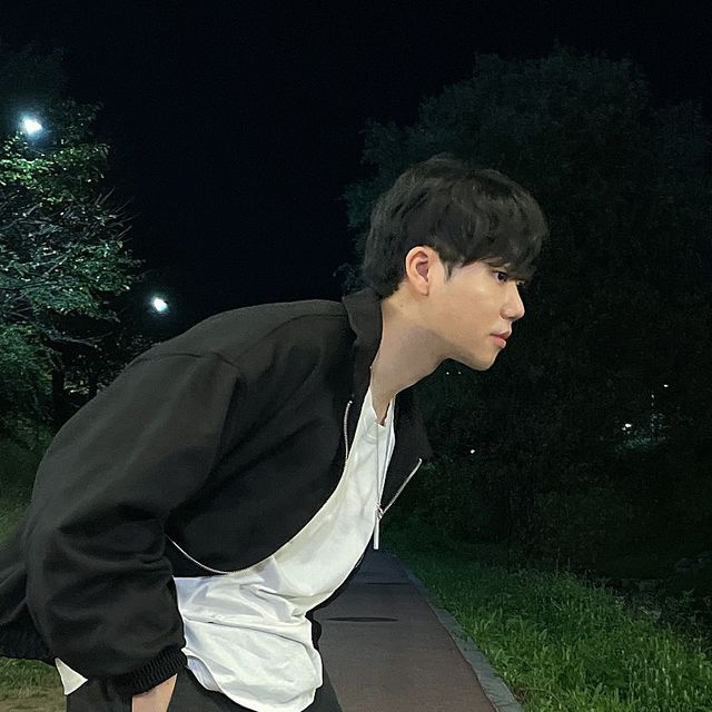 Heun on Instagram: "#협찬 일교차 심한 요즘 날씨에 필수인 스탠다드에러 스웨이드 자켓! 오버핏으로 박시한 느낌에, 소프트한 터치감으로 편안한 착용감을 느낄 수 있어요 :) 간절기 아우터 맛