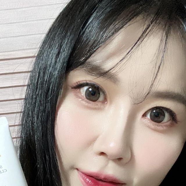 쩡이 on Instagram: "#광고 약산성클렌징폼 찾다가 알게된 루비이 시그널라이트 클렌징폼 @loobee_official 써보게 되었습니다. 루비이 시그널라이트 클렌징폼 은 피부가 가장 편안한 미산성 PH로 매끈한 피부 컨디션을 유지시켜 줍니다. 저렴한 합성 계면활성제가 아닌 코코넛 오일 실물성 천연계면활성제를 사용해서 피부에 자극이 적고 자연에서 생분해되는 친환경적인 계면활성제예요. 거품도 풍성하게 나고 세안 후에도 당김없이 촉촉해서 좋더라구요. ✔ 100% 비건 레시피
✔ 클렌징은 물론 보습까지 생각한 7가지 key 성분 함유
✔ 민감성 피부를 위한 피부 테스트 완료 
#loobee
#신호등클렌징폼
#루비이폼클렌징
#루비이시그널라이트클렌징폼
#루비이신호등클렌징폼
#루비이
#비건폼클렌징
#약산성클렌징폼
안내된 키워드 모두 내용에 기재해 주세요."