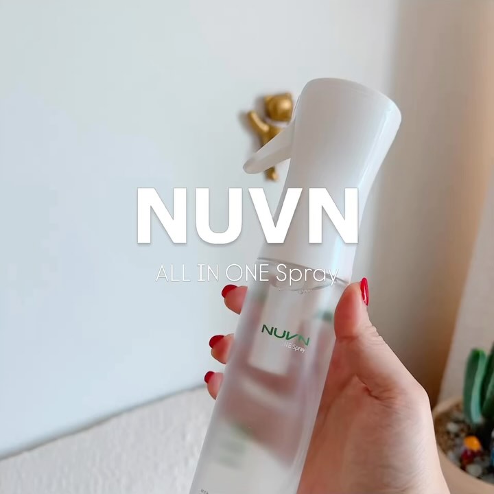 지온맘 | 조경은 on Instagram: "#광고 @nuvn_official
⠀
누븐🌿
⠀
날씨가 너무 추워지니
매일 수시로 했던 환기를 자주 못 하게 되는…
파베리아는 느므 춥다🥶🥶
⠀
그래서 요즘은 누븐 천연 탈취제로
집안 곳곳을 관리하고 있어요.
냄새 원인 분자를 파괴하는 진짜 탈취제!
누븐 천연 탈취 스프레이❣️
⠀
추운 겨울
자주 세탁하기 힘든 침구류부터
벽지, 커튼, 가구, 카펫, 의류, 신발 등
생활 공간 곳곳에 뿌려줄 수 있는 탈취제로
강한 향으로 덮는 게 아닌 냄새 분자를 파괴하여
냄새 자체를 근본적으로 제거하는
완전히 새로운 탈취제라고 해요👍🏻
⠀
냄새 제거는 물론, 살균 케어까지
한 번에 가능한 all in one 제품으로
전 성분 EWG green 등급인
천연 유래 원료로 만들어져
아이가 있는 가정은 물론 반려동물 용품에도
안심하고 사용할 수 있어요☝🏻
⠀
청소할 때 소파나 러그에 뿌려주고
현관 입구도 촵촵 뿌려주면
살균 케어까지 할 수 있어서 너무 편해요🫣
⠀
⠀
여러분 모두 누븐하세요😍
⠀
⠀
⠀
⠀
⠀
⠀
⠀
⠀
#누븐 #탈취제 #냄새제거 #살균스프레이
#탈취제추천 #협찬 #광고"