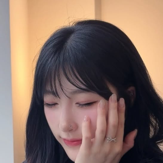 혜원스럽게 on Instagram: "#광고 #협찬
✨새롭게, 그리고 손끝까지 특별하게✨
오랜만에 💫 티르리르 @tirrlirr_official 와 함께 인사드려요 :)

이번엔 그냥 반지가 아니에요💍
티르리르만의 감성을 담은 리뉴얼 단독 라인으로,
처음 선보이는 ✨색다른 무드의 반지✨를 소개해요.

늘 사랑스러운 순간을 함께해온 💖 주얼리 브랜드 티르리르,
이번에는 조금 더 감각적이고 세련된 무드를 담아
지금까지와는 다른 매력을 전해드릴게요 🌙

작지만 강한 포인트 🌟
손끝에서 반짝이는 새로운 티르리르,
이제 당신의 일상 속 특별한 반지가 되어줄 거예요 💫

#티르리르 #tirrlirr #무신사 #29CM
#실버주얼리 #실버반지 #실버목걸이 #실버귀걸이 #실버 #액세서리
#셀카그램 #데일리룩 #데일리주얼리 #셀피스타그램 #감성샷 #무드샷
#주얼리룩 #룩북스타그램 #OOTD #fyp #ringgram #jewelrylover"