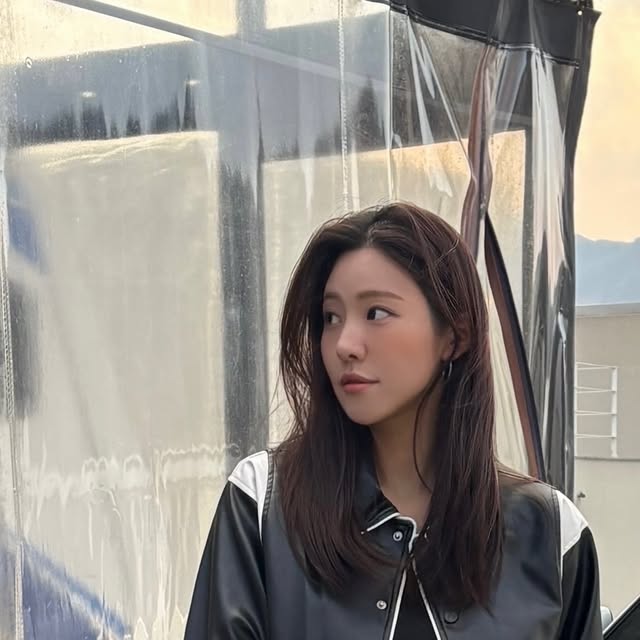 @_j.minnnn_ on Instagram: "🖤

#광고#vivabrown#빈티지#vintage#자켓#자켓추천#간절기아우터#데일리룩#jacket#outer#레더#레더자켓#leather#숏자켓#비바브라운#바시티자켓#아우터"