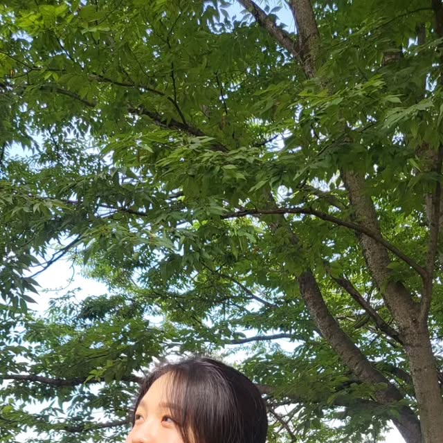예너자이진/예진아씨🏃‍♀️ on Instagram: "#협찬 | @urbancore_official_ 

원단과 핏에 집중해서 제작되었다는 티셔츠
입으려고 만져보자마자 원단에 만족하고
입자마자 딱 원하는 핏감이라 베리 구웃!

더운 여름, 티셔츠 한 장으로
가볍게 코디하고 싶을 때
아주 괜찮은 티셔츠라이거지~

.
.
#여름티 #여름 #반팔 #반팔티 #gift #협찬 #핏"