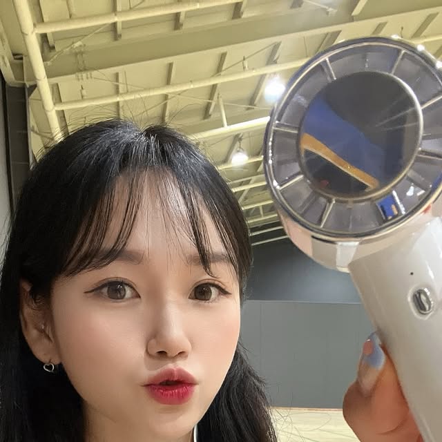배드민턴 예은🏸 on Instagram: "#어른이날 #연휴즐기기 
어른이날 선물로 받은 냉각손풍기🥶💙

이제 한게임하고 나오면 땀이 뻘뻘난댜…
작지만 강력한 바람을 자랑하는 귀여운 손풍기➰
가운데 동그란부분이 급속냉각되면서 짱시원하쟈나
올여름 나랑 함께할 SMIRIA 손풍기😌🙏🏻🫧

덕분에 시원하게 운동하겠군!!!!!

.
.

💟 옌민턴은 @technist @leadercle 과 함께합니다 💟"