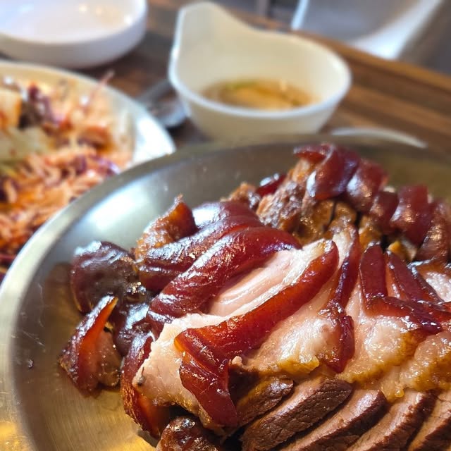 온돌경 on Instagram: "#광고 데이트엔 역시 맛집🍖 

데이트를 할 때는 항상 맛집을 방문하게된데
이번에는 쫄깃쫄깃한 족발이 너무 생각나서
족발맛집을 찾아보다가 호야네족발 동대문점에 방문👩‍❤️‍👨

호야네 족발에는 보쌈김치와 오뎅탕을 포함하여
곁들여먹는 반찬들이 정말 다양해서
데이트뿐만아니라 회식이나 모임하기에도 굿👍

특히 저같은 경우에는 퇴근 후에 혼자 즐기고싶을 때가있는데
호야네족발 동대문점에는 1인도시락도 있어서
부담없이 맛있게 즐기기 넘 좋을 것 같아요🩷

양도 굉장히 푸짐해서 배가 터지는줄....🥰

제가 방문한 지점은 호야네족발 동대문점이랍니다
⬇️⬇️⬇️
서울 동대문구 전농로 189 1층

#족발#보쌈#불족발#막국수#미니족#반반족발#불미니족#동네맛집#불족발맛집#전농동맛집#청량리맛집#청량리역맛집#휘경동맛집#용답동맛집#족발맛집#보쌈맛집#호야네족발#동대문로컬맛집#시립대맛집#시립대족발#족발맛집#동대문핫플#도시락#1인분#혼밥"
