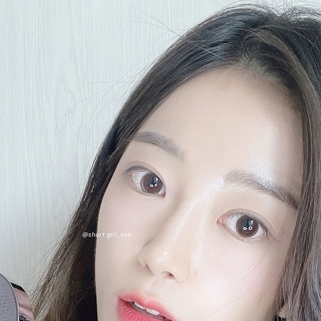 쑤 on Instagram: "#협찬 @hevvymakeup 헤비메이크업 ✨글리밍 스킨 V쿠션 (스킨핏, 21호) 피부에 쫀득하면서도 얇게 챡! 올라가능 산뜻 촉촉 쿠션🤍 가볍게 반짝거리능 은은한 투명 속광 피부 표현